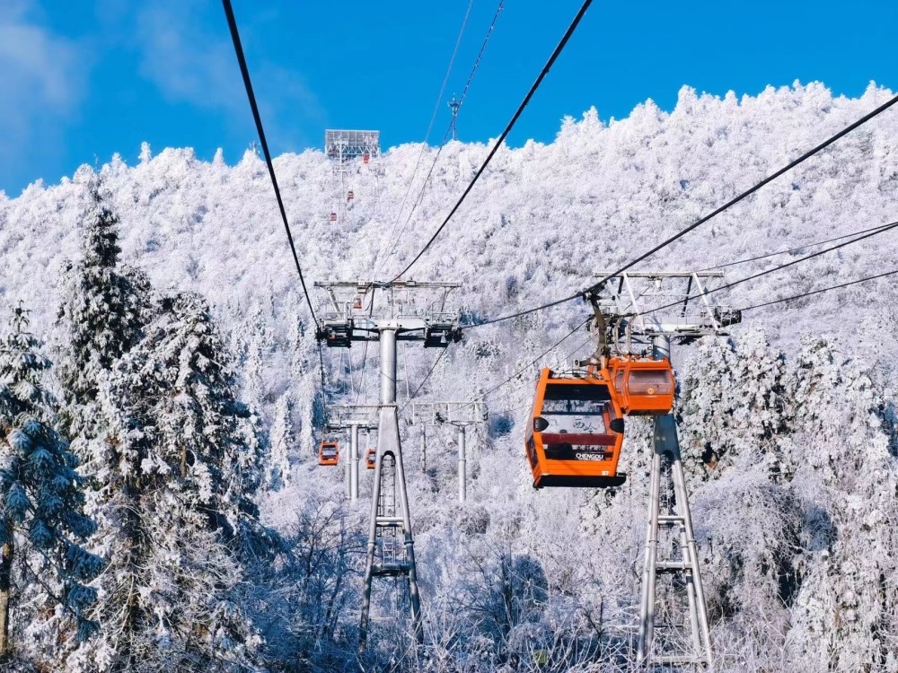 四重奏奏響新年序曲在成都之巔西嶺雪山迎接2023年第一縷陽光