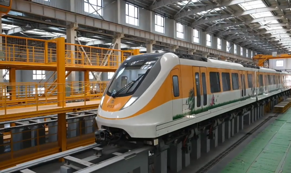 清远磁浮首车上线