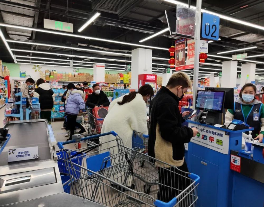 气氛浓郁 民生商品备货丰沛12月31日下午,记者来到吾悦广场的永辉超市