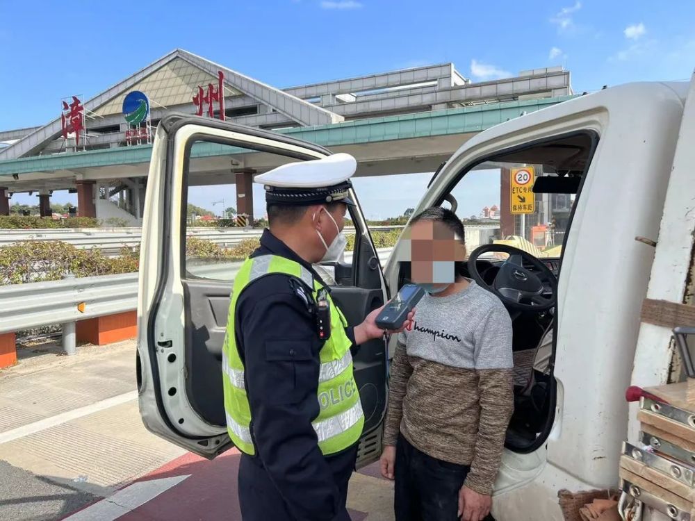 被交警抓到的图片图片