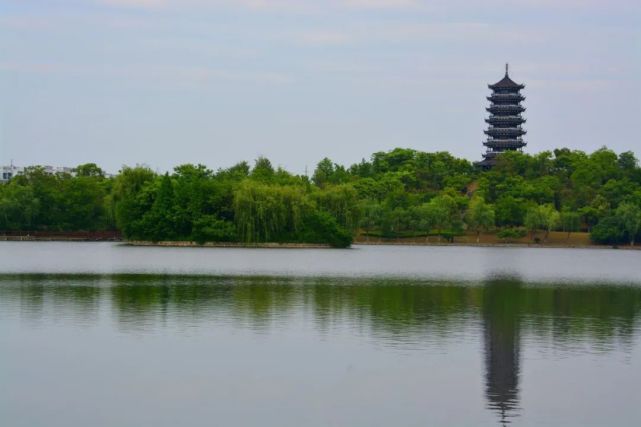 东湖公园,以湖为重,园内有一大半都是湖,其亭台楼阁,廊桥水榭沟通全园