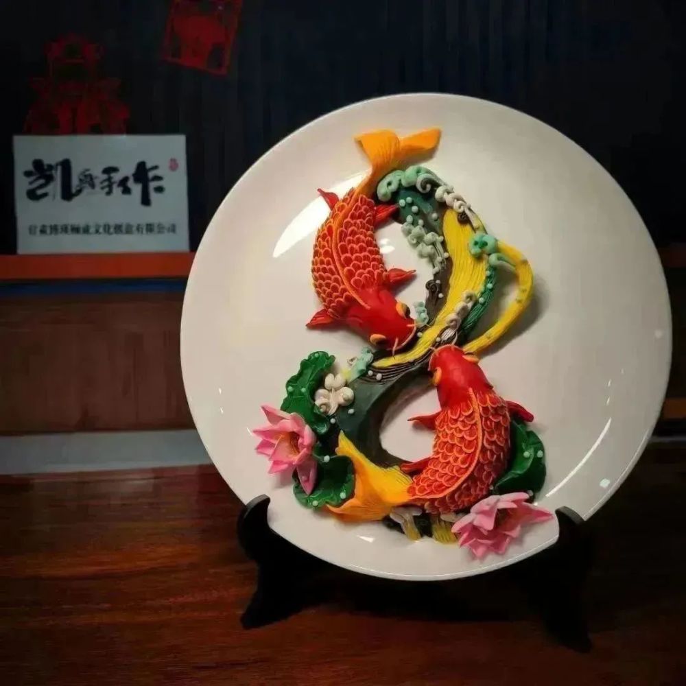 面塑《鱼戏水 莲如意》杨凯 ↑线上作品展面塑 杨凯 ↑来源:平凉市