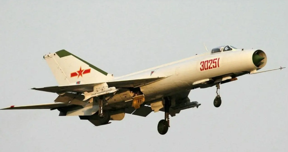 完成升级的歼-7b从第二批次开始,出口的歼-7b在外挂油箱,弹射座椅