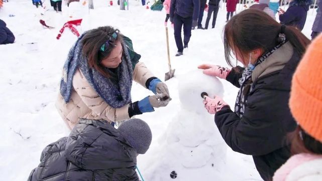 牧歌昭苏冰雪骑缘丨昭苏千人堆雪人悦享冰雪乐趣