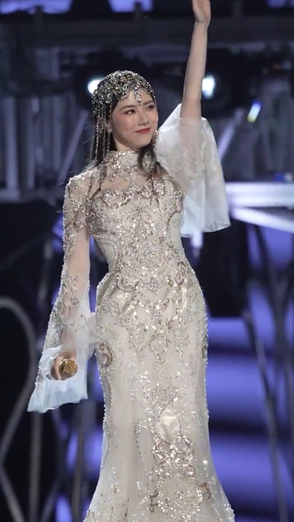 邓紫棋跨年晚会造型靓爆,穿异域公主风长裙嗓音嗨翻全场_腾讯新闻