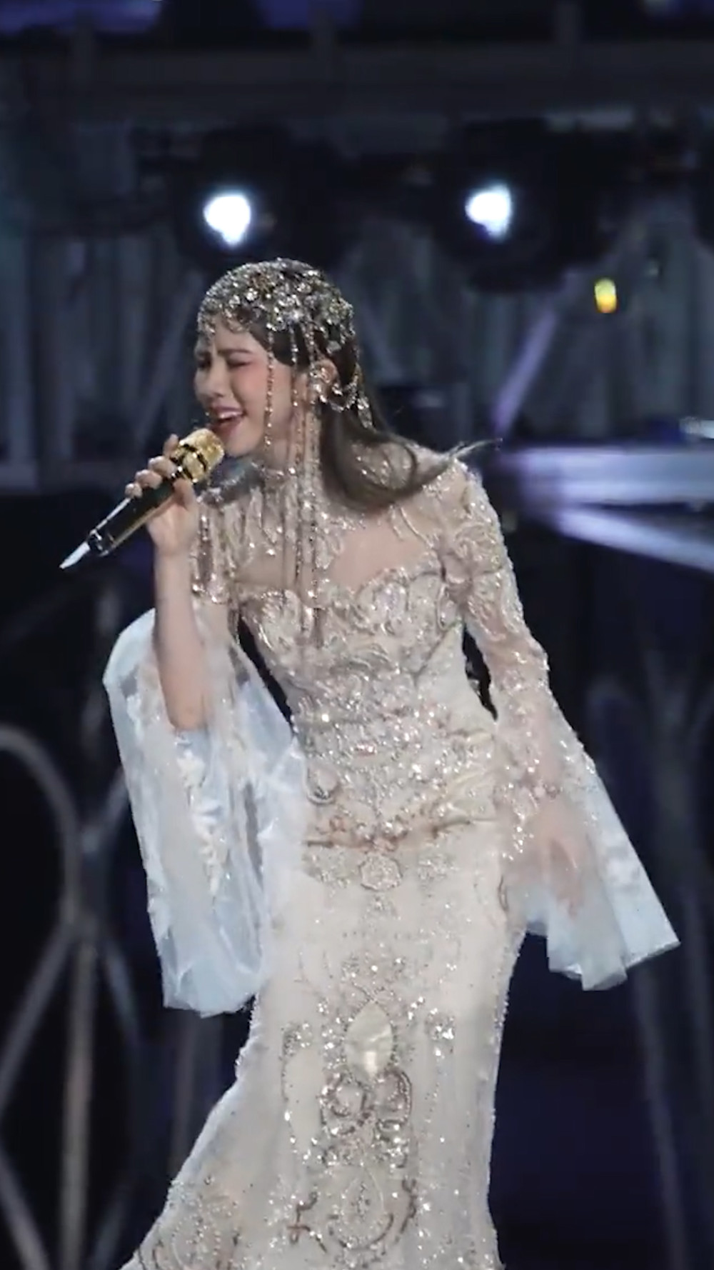 惊艳了邓紫棋跨年晚会造型靓爆穿异域公主风长裙嗓音嗨翻全场