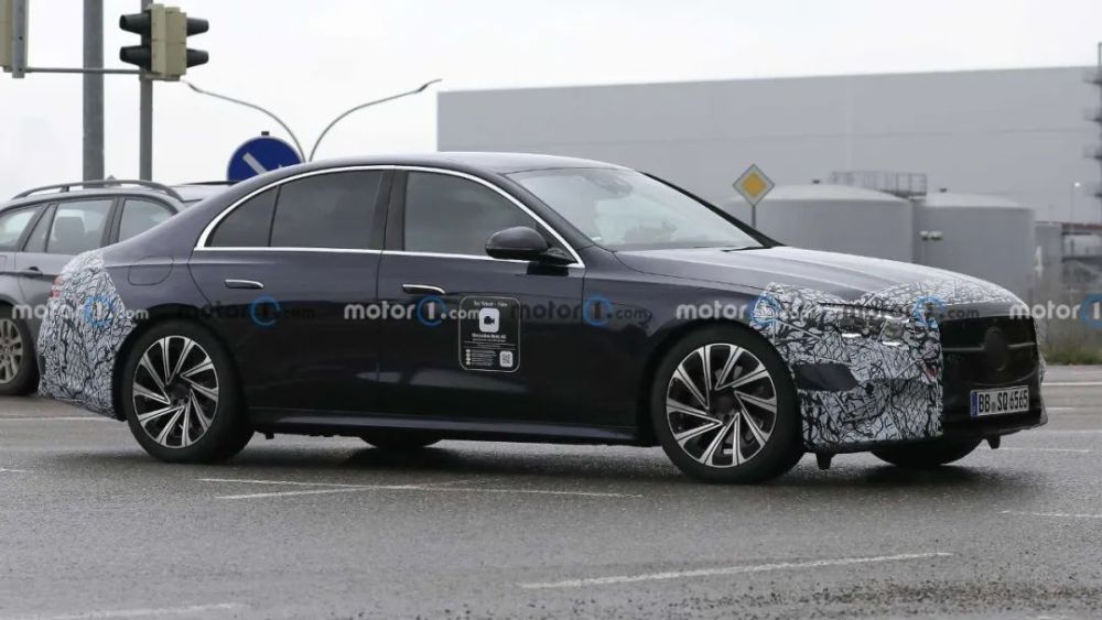 下一代奔驰e级再次曝光,"断"腰线设计,内饰比照eqe可选装s级大屏_腾讯