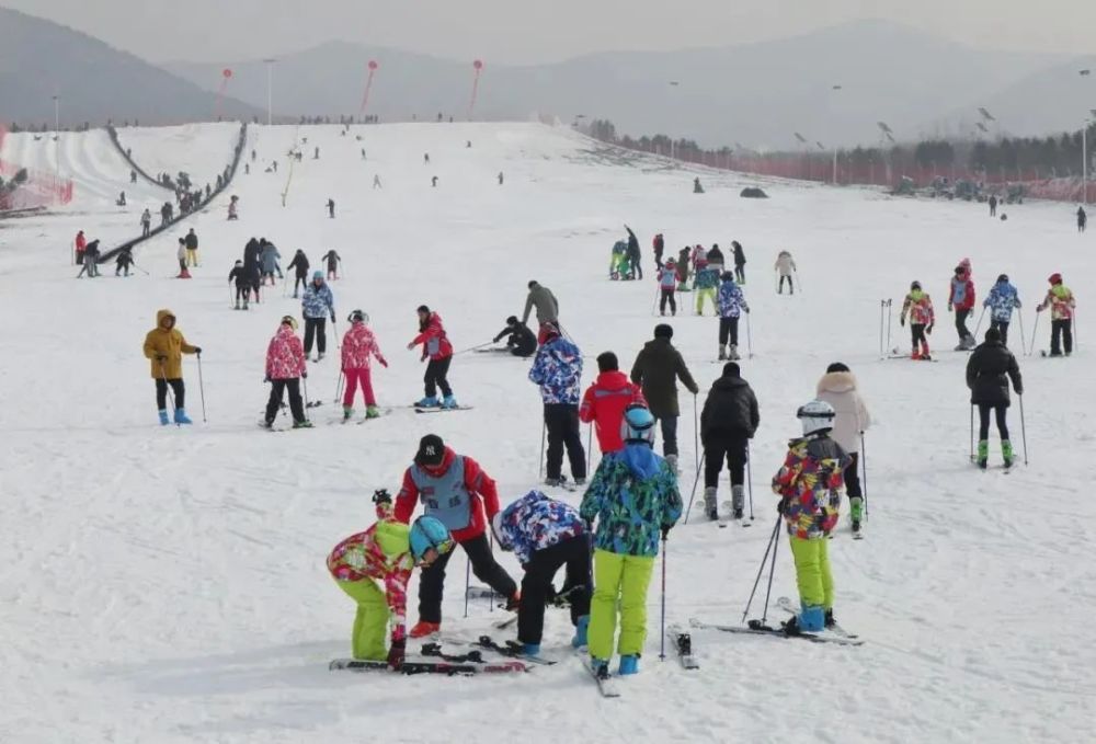 招远罗山必捷滑雪场是一家多元化,全国连锁的专业滑雪场,可同时容纳