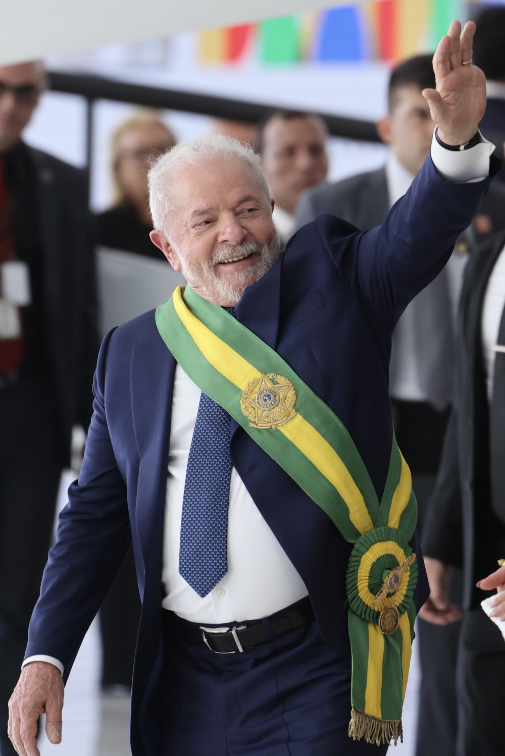 1月1日,在巴西首都巴西利亚,巴西总统卢拉(左)身披象征总统权力的绶带