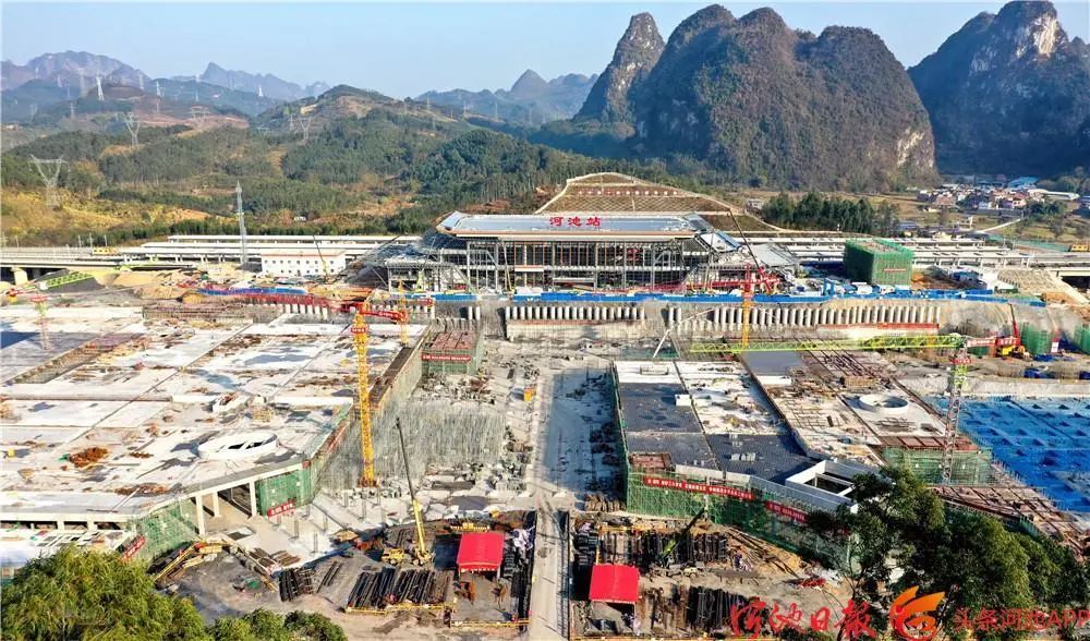 贵南高铁河池高铁站前广场建设节日不停歇