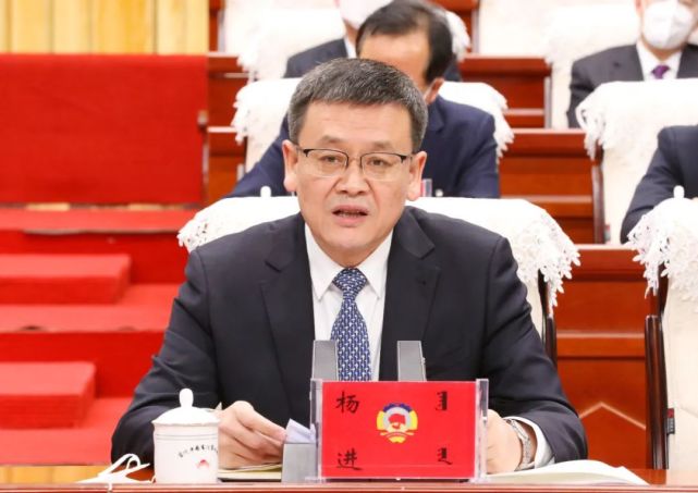 会上,李昂作政协乌海市第十届委员会第二次会议有关人事事项说明.