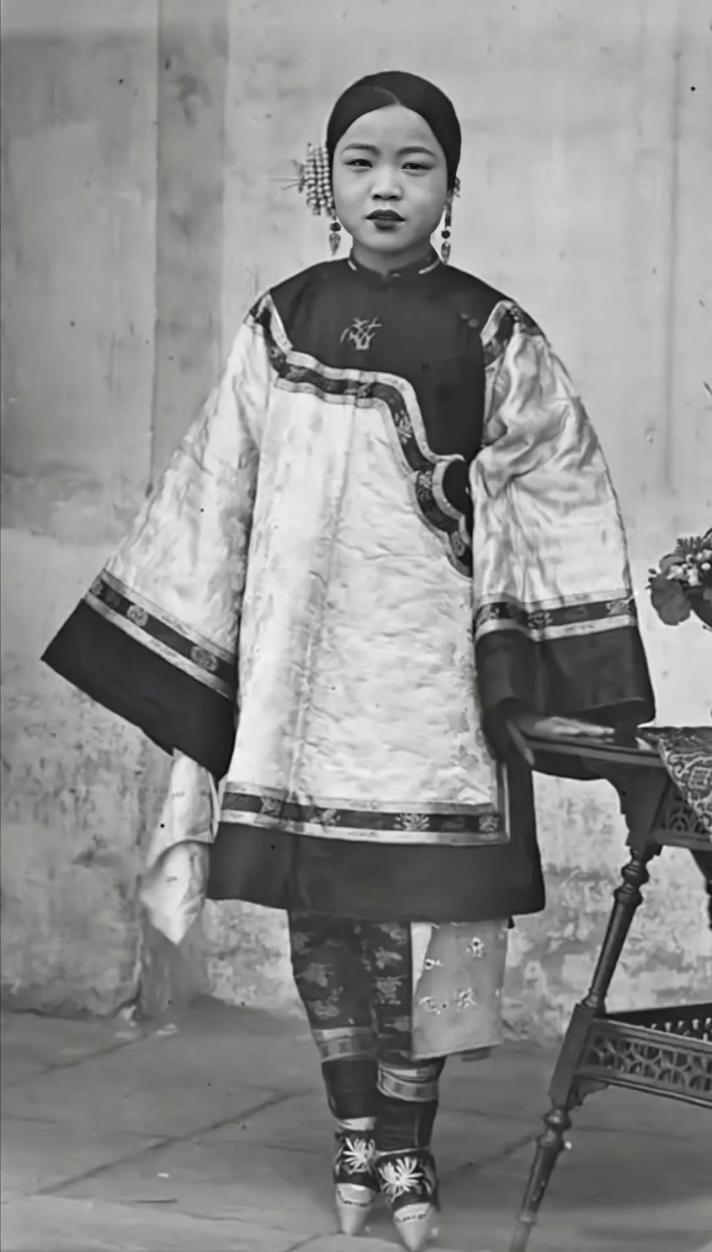 清末老照片:吸食鸦片的清朝格格,义和团成员被当街斩首_腾讯新闻