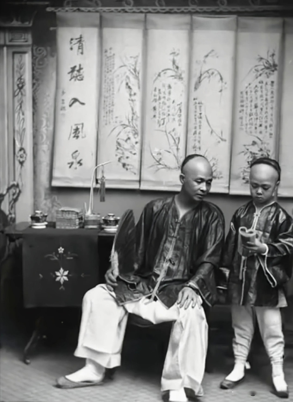 清末老照片:吸食鸦片的清朝格格,义和团成员被当街斩首_腾讯新闻