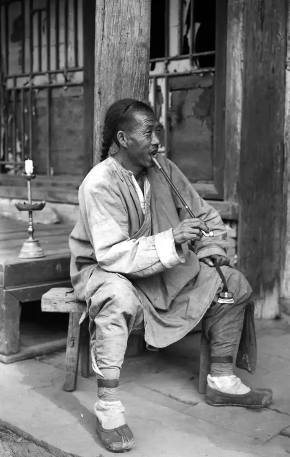 清末老照片:吸食鸦片的清朝格格,义和团成员被当街斩首_腾讯新闻