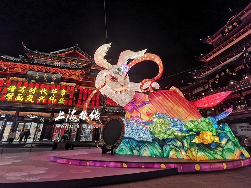 三年未见的热闹 豫园民俗灯会亮灯 上海市民元旦涌入城隍庙_腾讯新闻