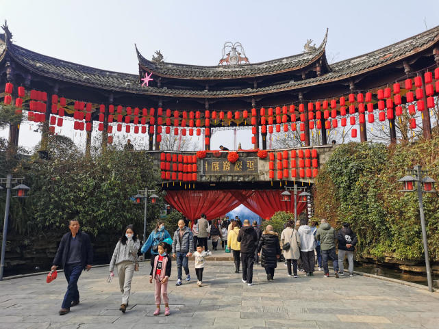 穿汉服免费游 成都平乐古镇热闹迎新年_腾讯新闻