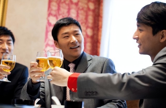 老油条才知道的酒桌礼仪，酒桌小白必学！成功掌握酒桌社交秘诀_腾讯新闻