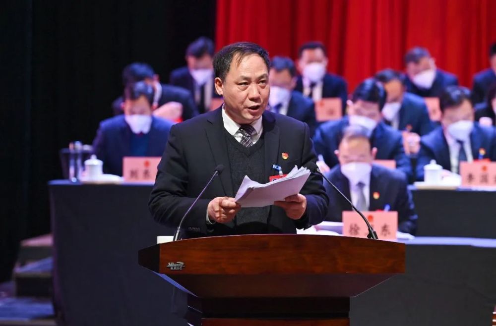 县人大常委会主任朱韶伟在作县人大常委会工作报告时说,2022年,在县委