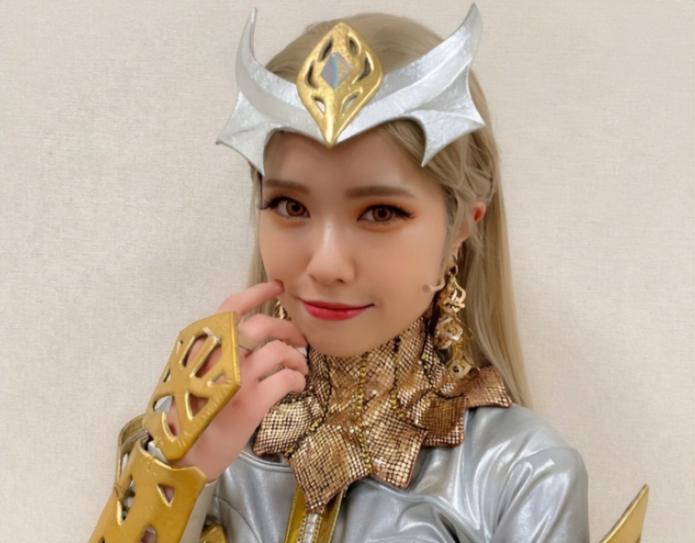 不得不说太赞了,果然卡蜜拉不论是三次元中的皮套中造型,还是舞台剧中