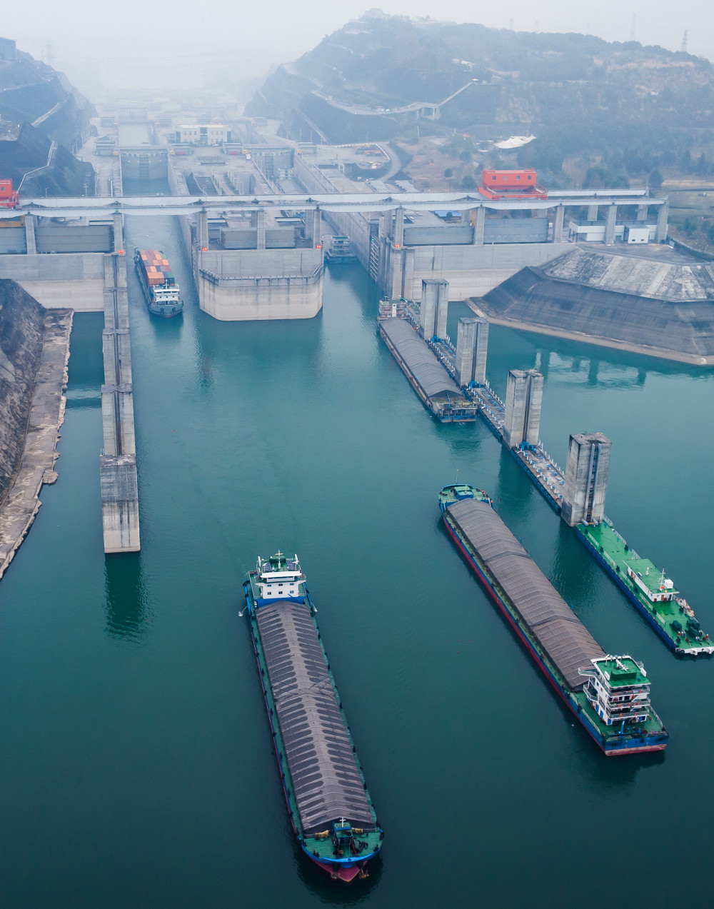 (经济)2022年三峡枢纽航运通过量近1.6亿吨_腾讯新闻