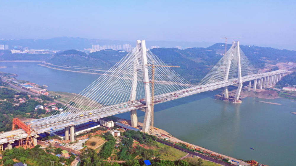 世界首座公路和高速铁路同层合建桥 宜宾临港公铁两用长江大桥主体