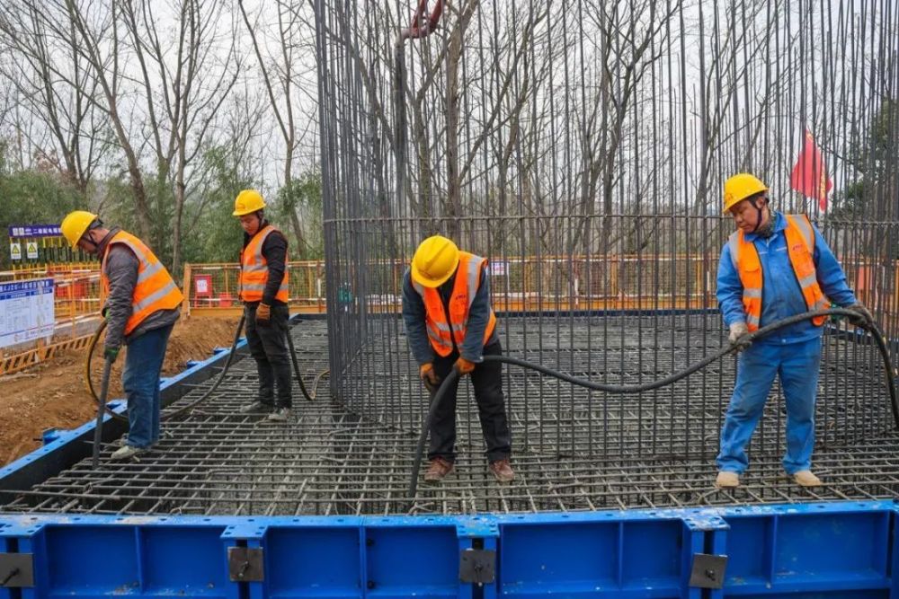 元旦期间襄荆铁路首个桥梁承台浇筑完成