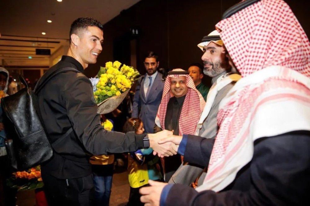 c罗乘1.7亿私人飞机抵达沙特 总裁拎大包小包乔治娜领着5娃_腾讯新闻