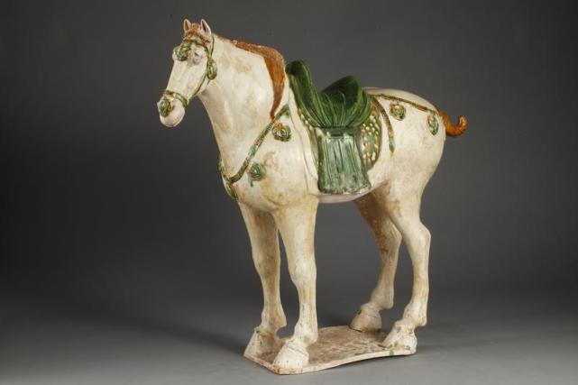 观文脉·近观深圳国宝|唐·三彩白马:想象马背后的那个帝国