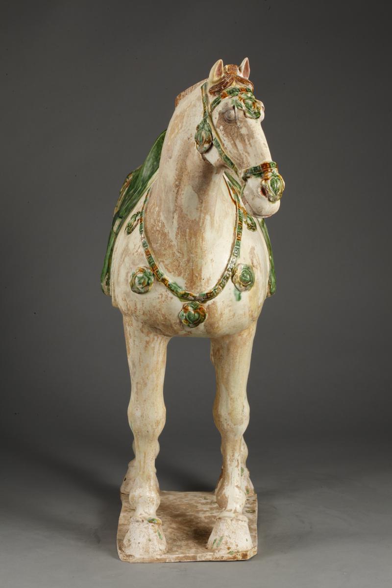 博物馆古代艺术研究部喻珊老师介绍说,唐三彩马作为陶器发展史上的