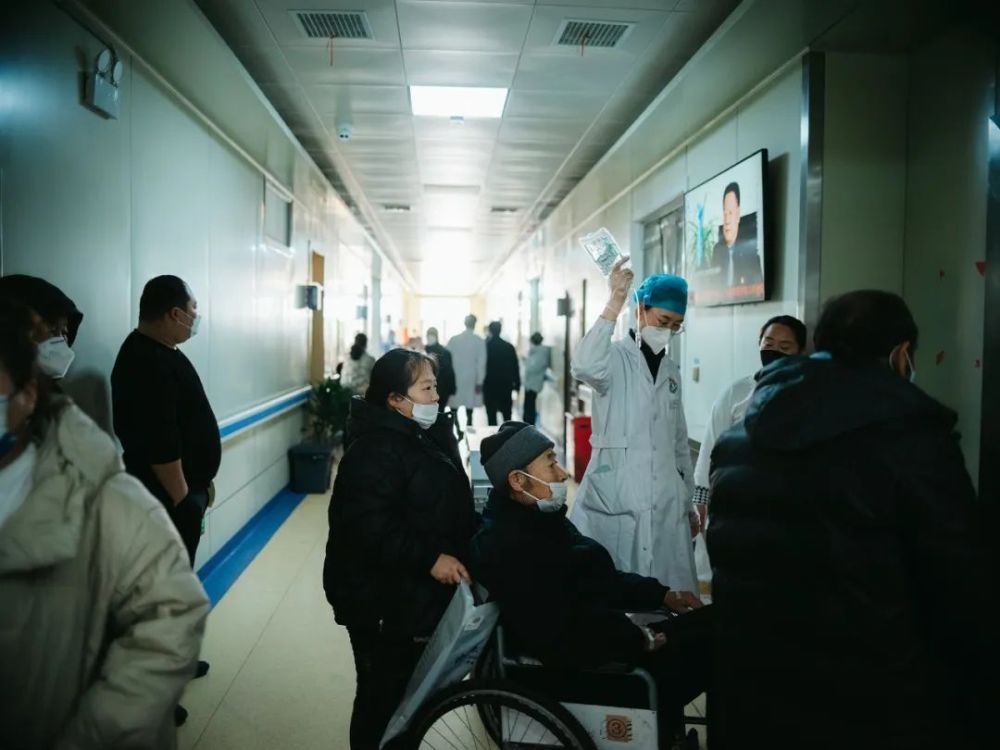 县城医院的艰难新年夜：只有3台呼吸机，“白肺”老人轮不上使用看新闻2023已更新(今日/微博)