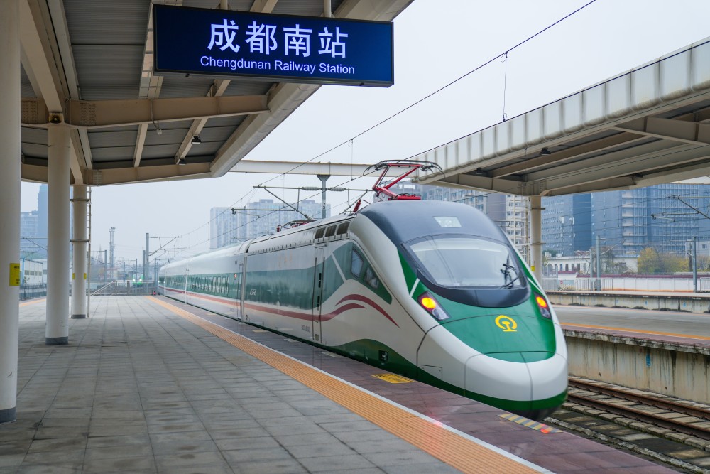 而作为新成昆起点的成都南站客流也持续激增,累计发送旅客102.