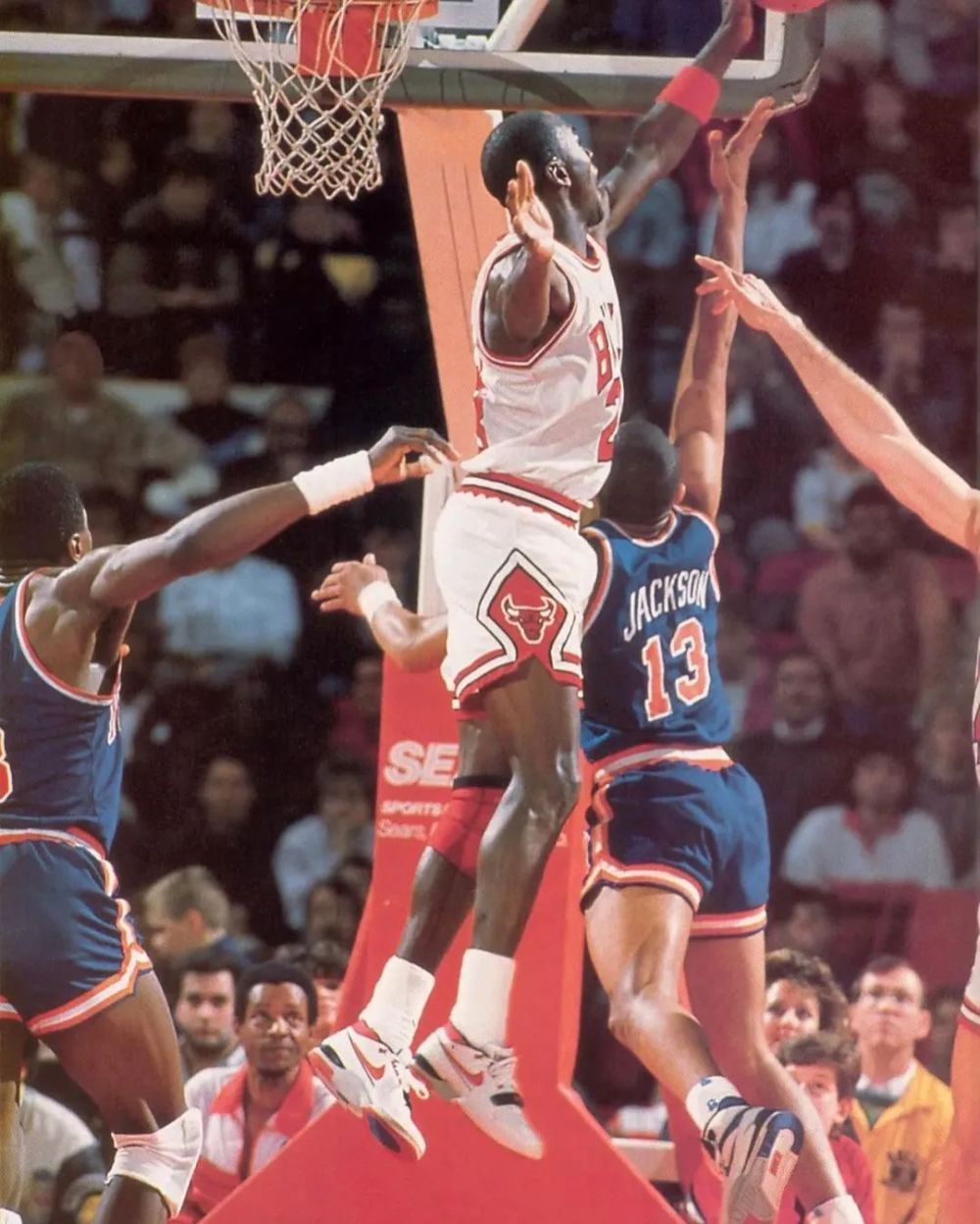 乔丹比赛罕见上脚"耐克"的原因是……_腾讯新闻