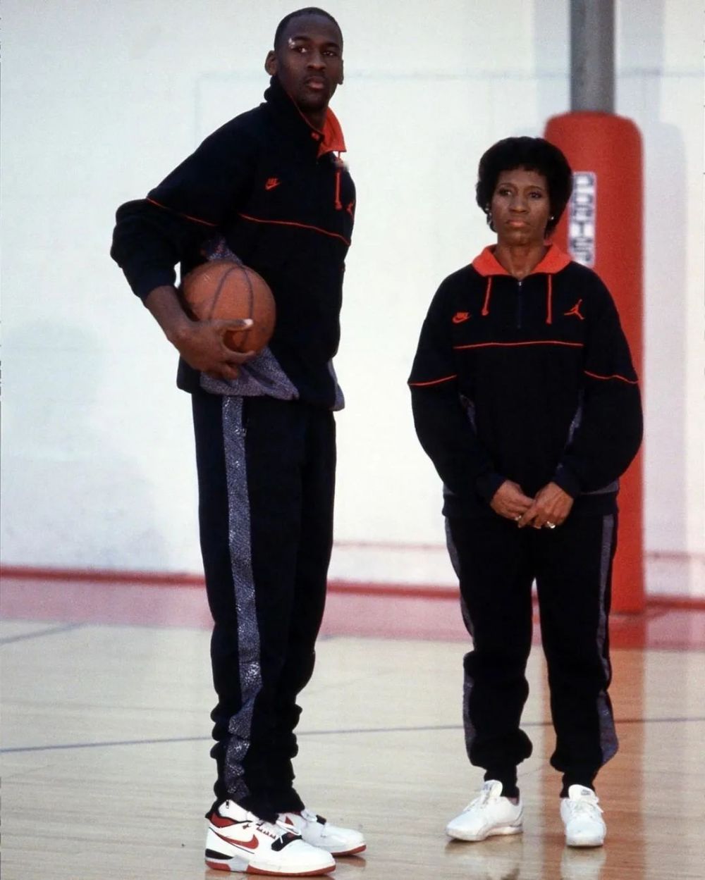 乔丹比赛罕见上脚"耐克"的原因是……_腾讯新闻