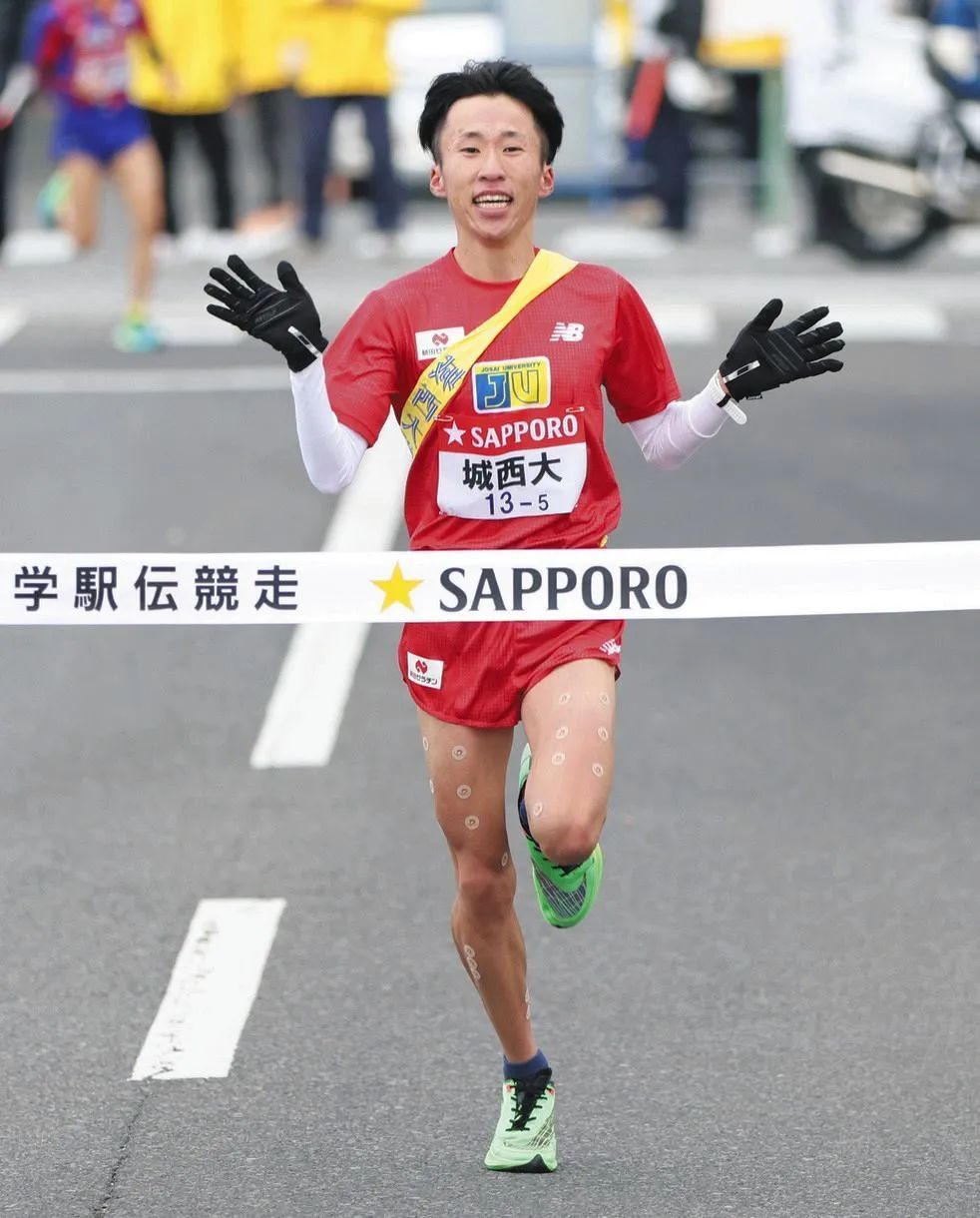 而城西大学山本唯翔,顺天堂大学四釜峻佑分别以1:10:04,1:10:19刷新了