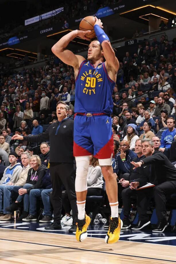 阿龙-戈登全场18投仅4中,得到12分16篮板6助攻_腾讯新闻