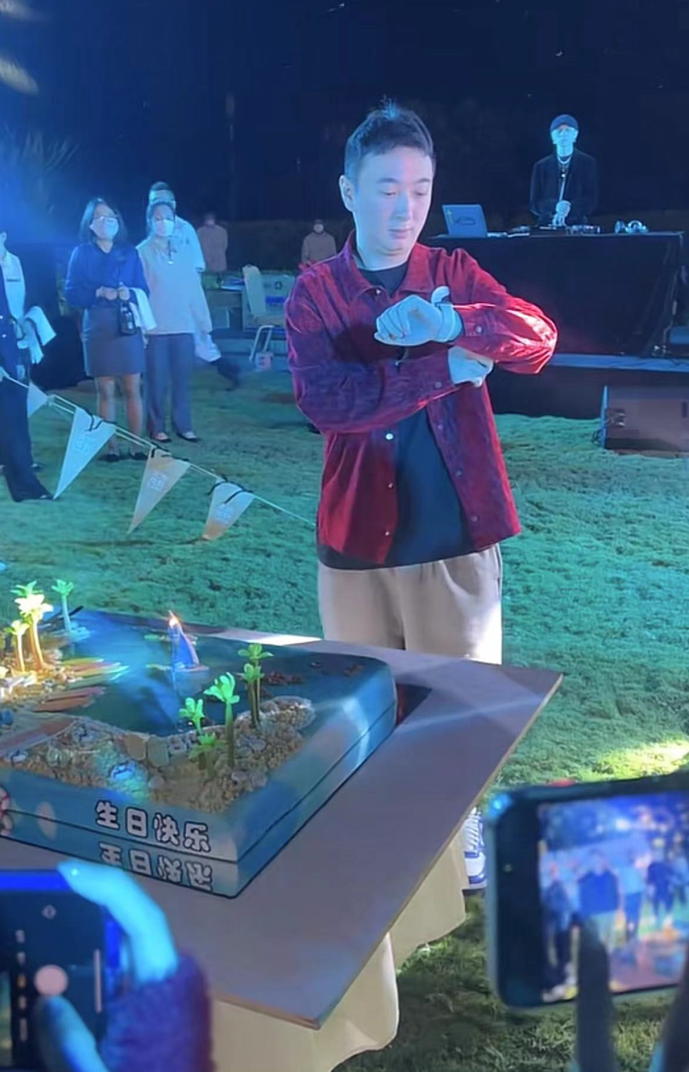 王思聪海南开生日派对放烟花庆35岁生日新女友高调发文祝福