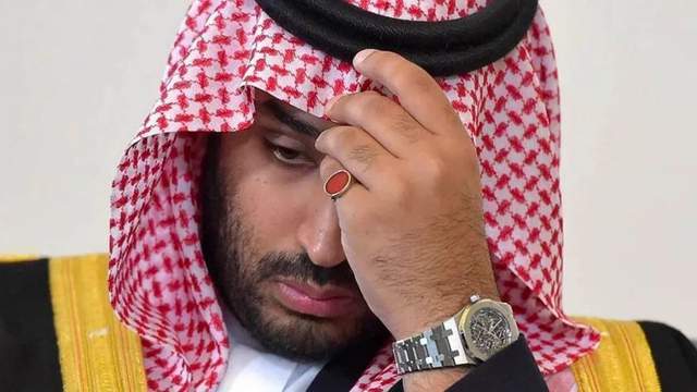 沙特王储小萨勒曼也喜欢爱彼皇橡,时而戴着镂空机芯的皇橡富到伤神
