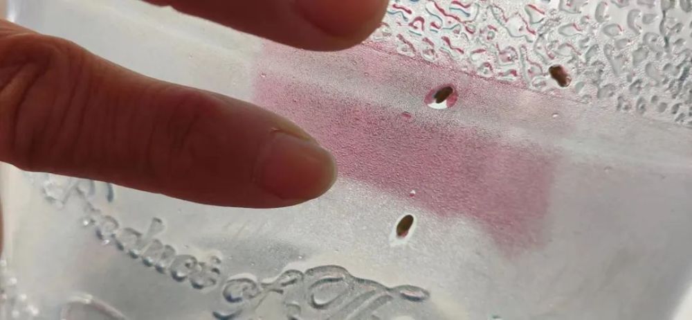 桶装水内壁惊现十几只虫卵躯壳!_腾讯新闻