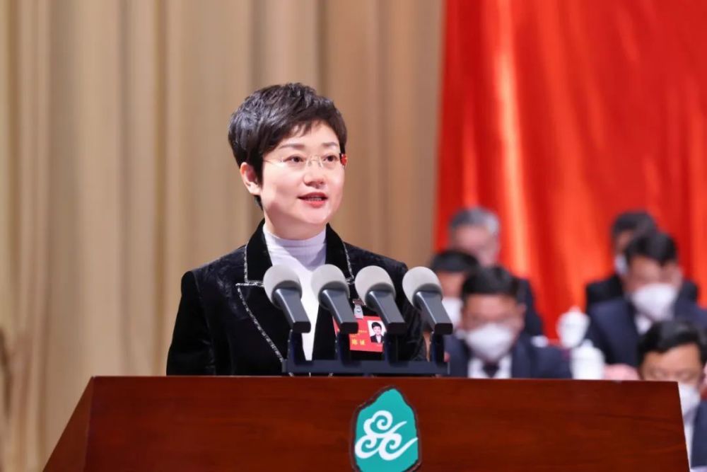 报告市长陈丽艳代表昆山市人民政府下午2时30分,大会主持人冯仁新宣布