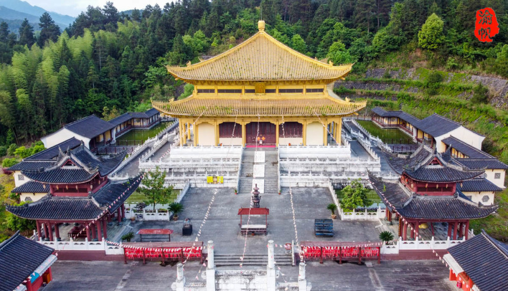 贵州梵净山下发现一座金殿,里面竟供奉着中国最大的金玉弥勒佛_腾讯