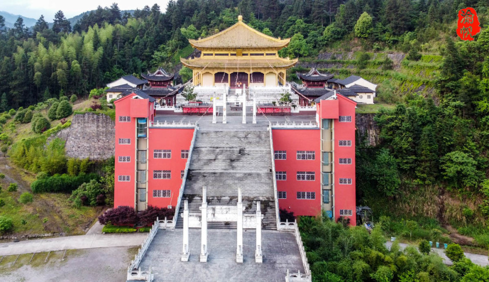 贵州梵净山下发现一座金殿,里面竟供奉着中国最大的金玉弥勒佛_腾讯