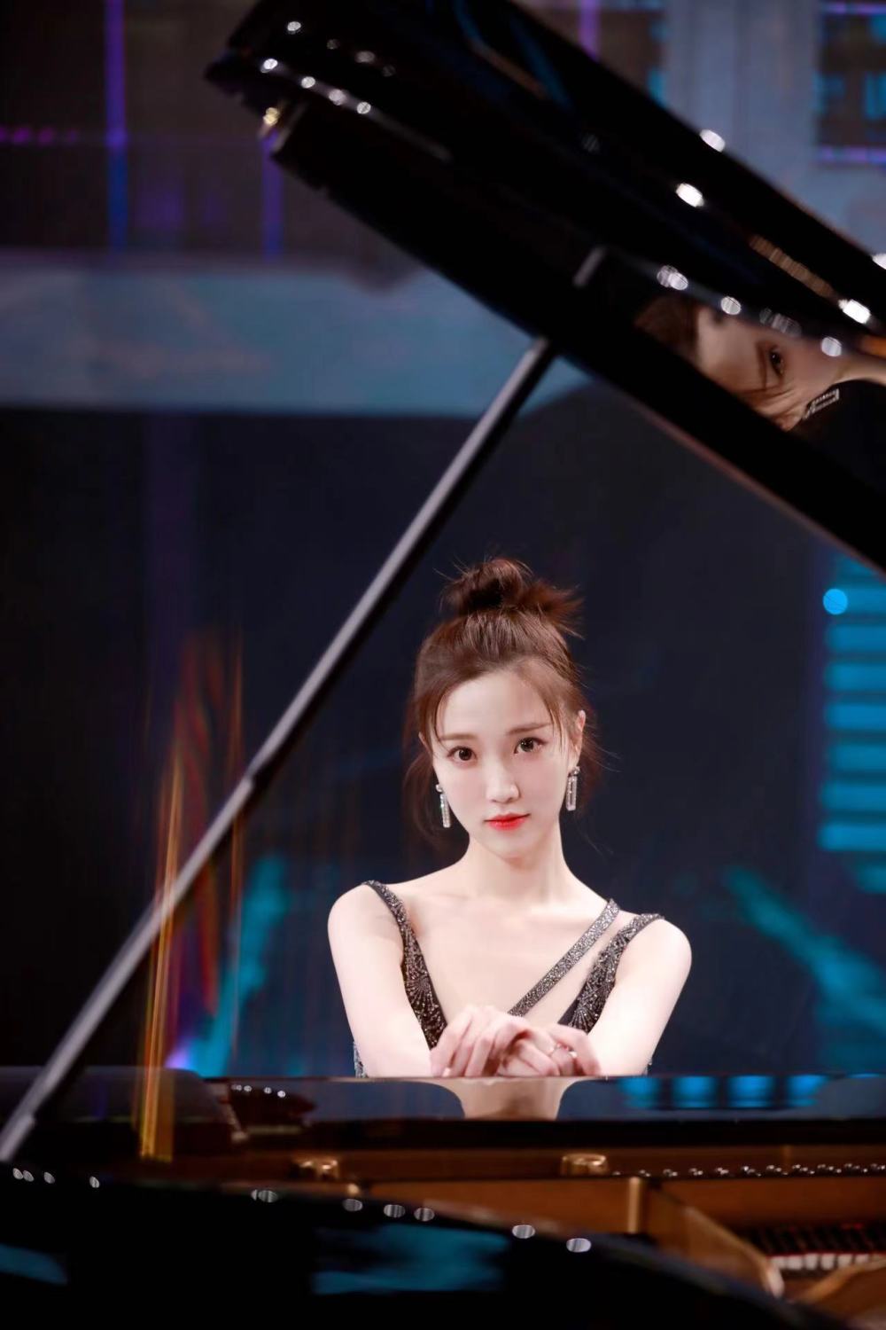 和谭咏麟弹唱经典,舞台走成t台,江苏卫视跨年唯一女主持张纯烨插图7