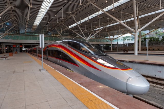 "复兴号智能型动车组型号为cr400af-z,是我国自主