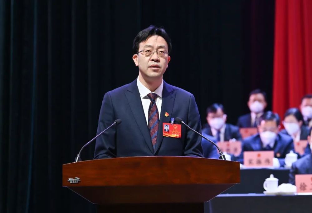 他深情地说,大会选举我担任睢宁县人民政府县长,我深知每一张选票的