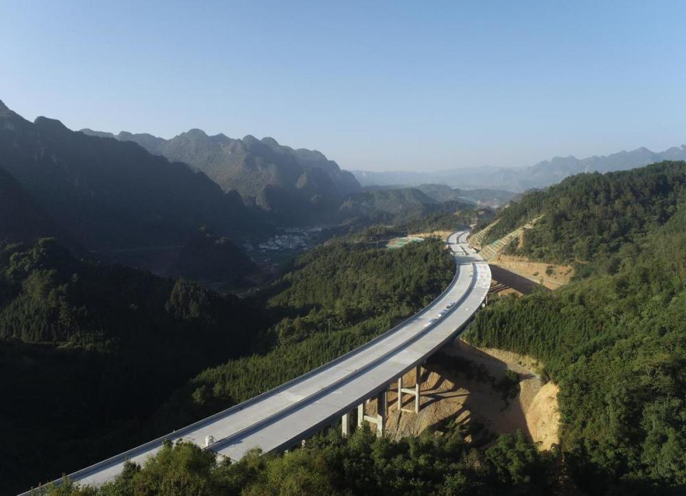 天巴路建成后将有效优化区域高速公路网结构,构建起西部陆海新通道,为