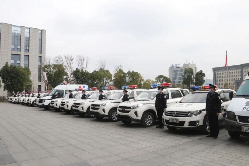 独山县举行警务用车发放仪式