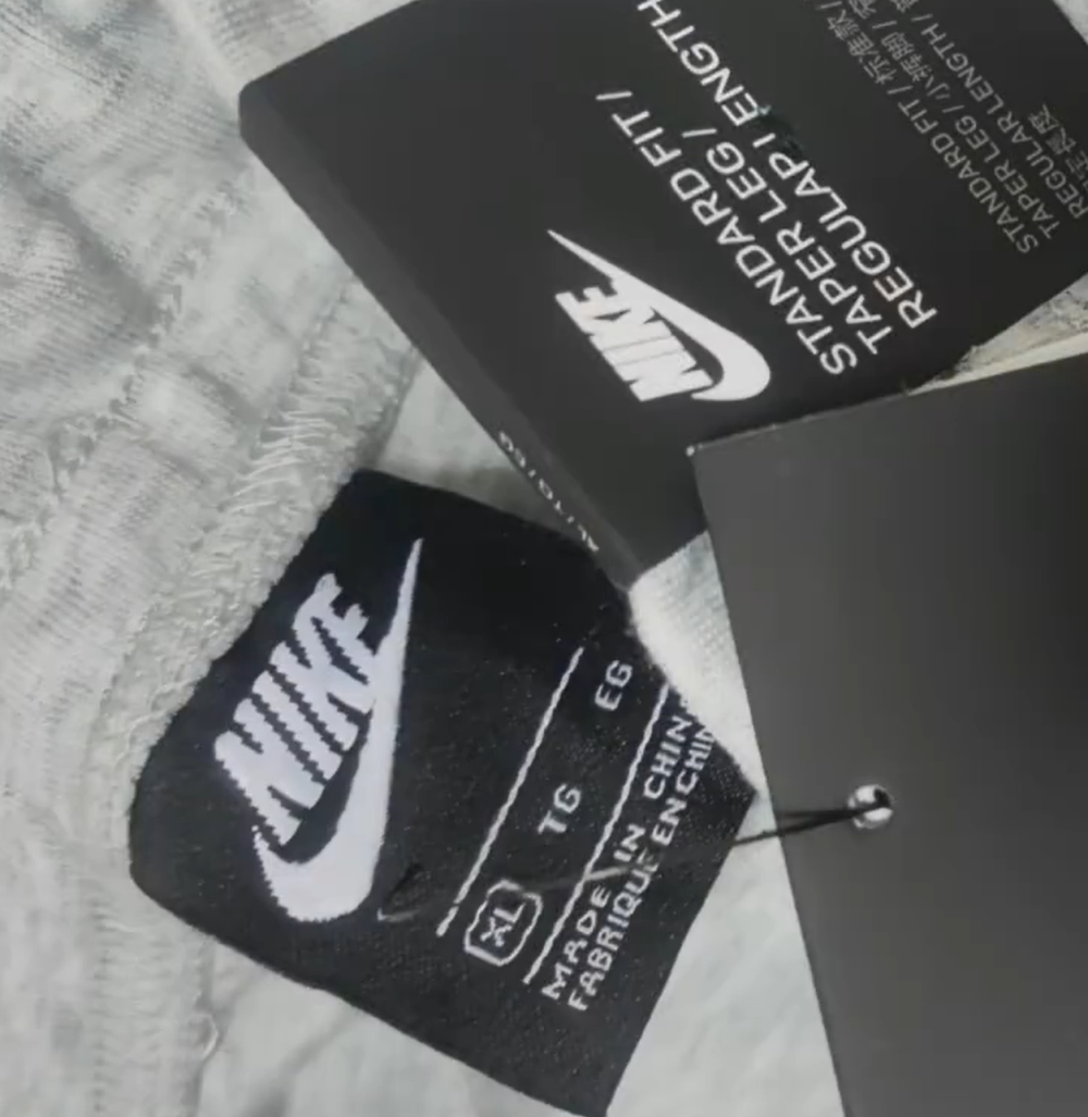 男子在网上买到假nike举报店铺后竟被送花圈当事人这是报复行为