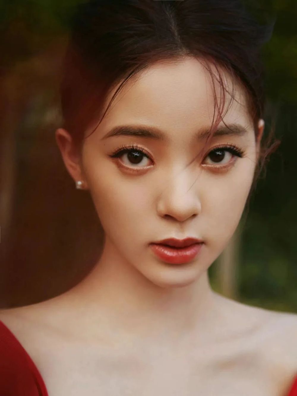 大家平时刷照片留心的话,就会发现比如欧阳娜娜喜欢拍正面突出大眼睛