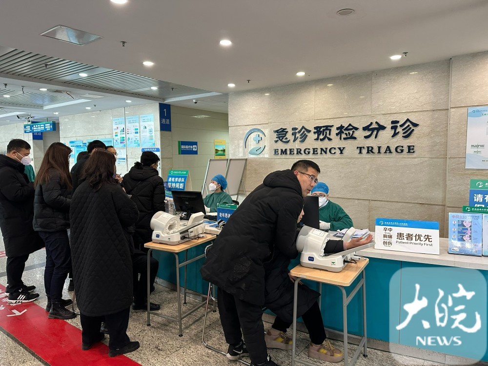 此时的急诊大厅内人还不算多,在预检分诊台前摆放着两台医疗设备,两位