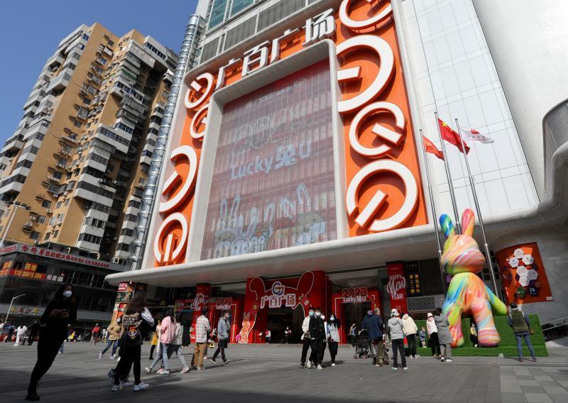 据悉,元旦期间,岭南商旅集团广百股份,广州友谊等零售业态三天销售额